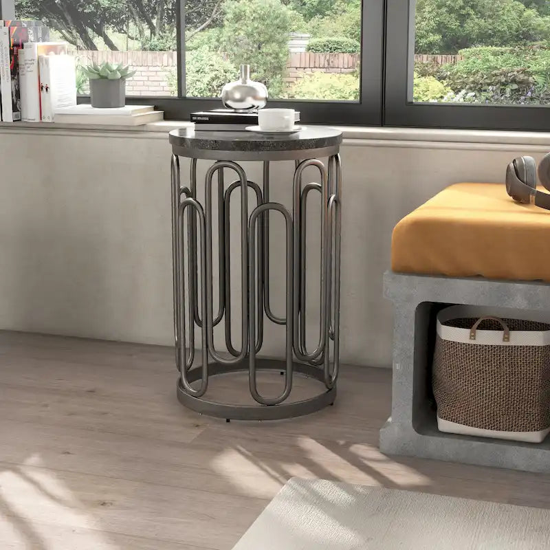 Table d'appoint ronde moderne avec un plateau en marbre et une base décorative en métal robuste.