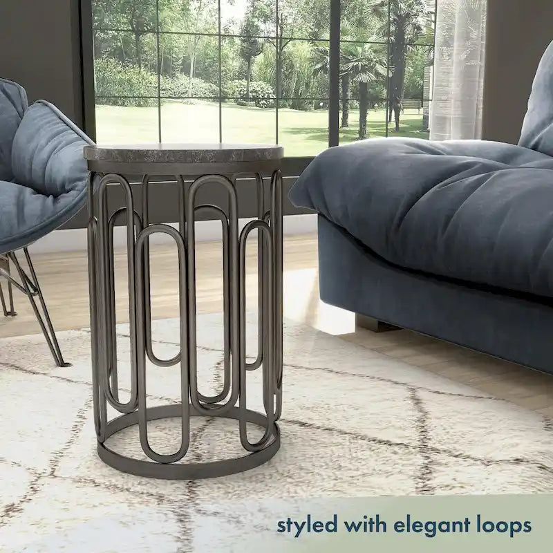 Table d'appoint ronde moderne avec un plateau en marbre et une base décorative en métal robuste.